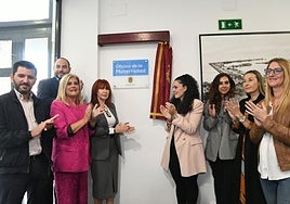 Concejales del PP y Vox inauguran la Oficina de la Maternidad de Alicante.
