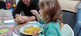 La creencia de que «cuanto más grande, mejor» lleva a ofrecer mayores raciones de comida a los niños.