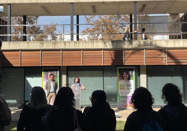 Navarro presenta su programa al estudiantado de la UA.