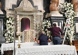 Últimos detalles para coronar a 'La Marinera' de Alicante