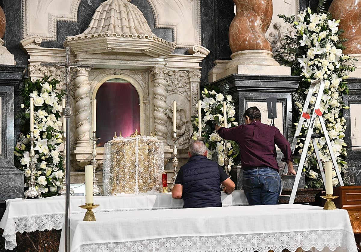 Últimos detalles para coronar a &#039;La Marinera&#039; de Alicante