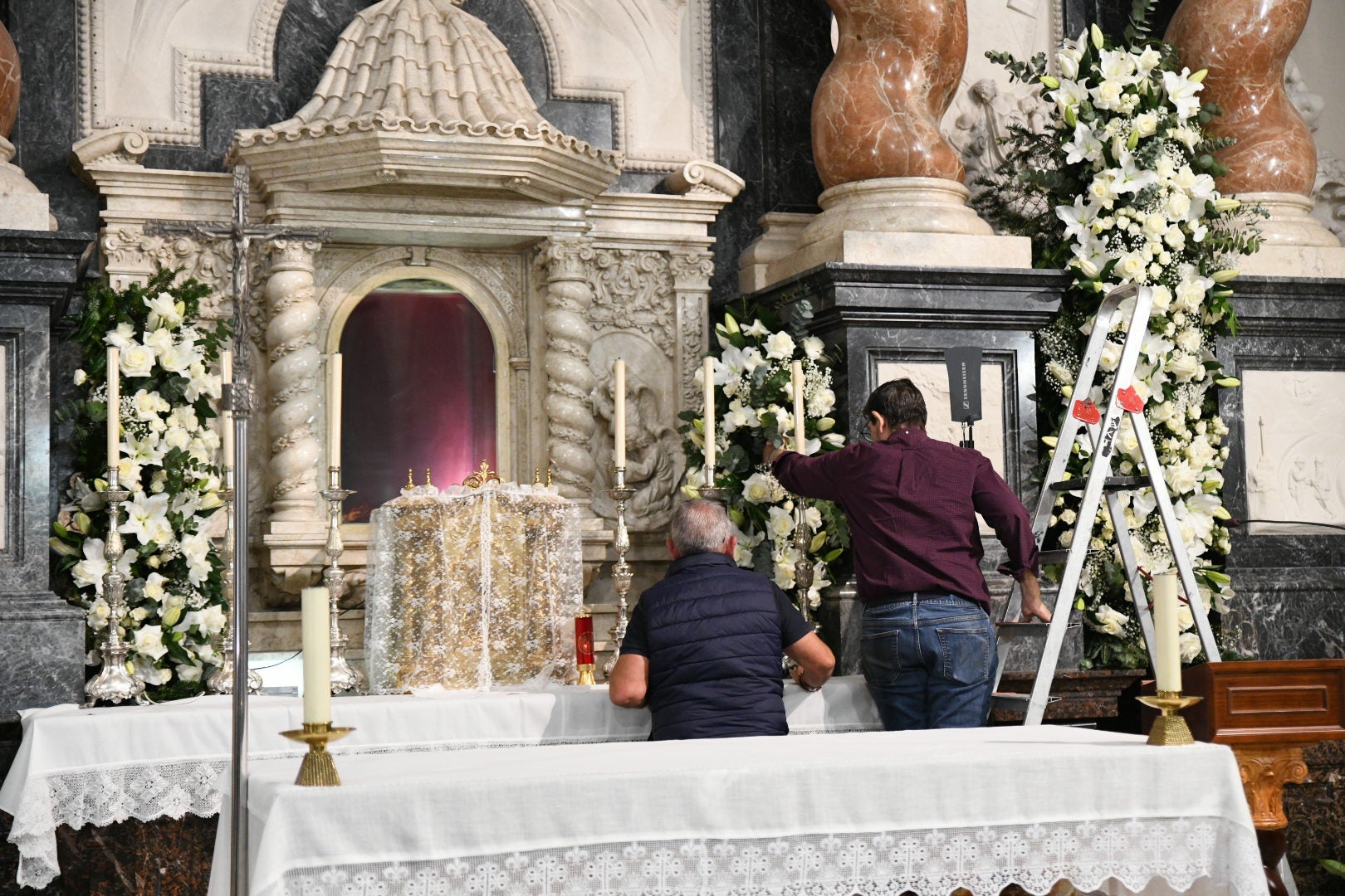 Últimos detalles para coronar a &#039;La Marinera&#039; de Alicante