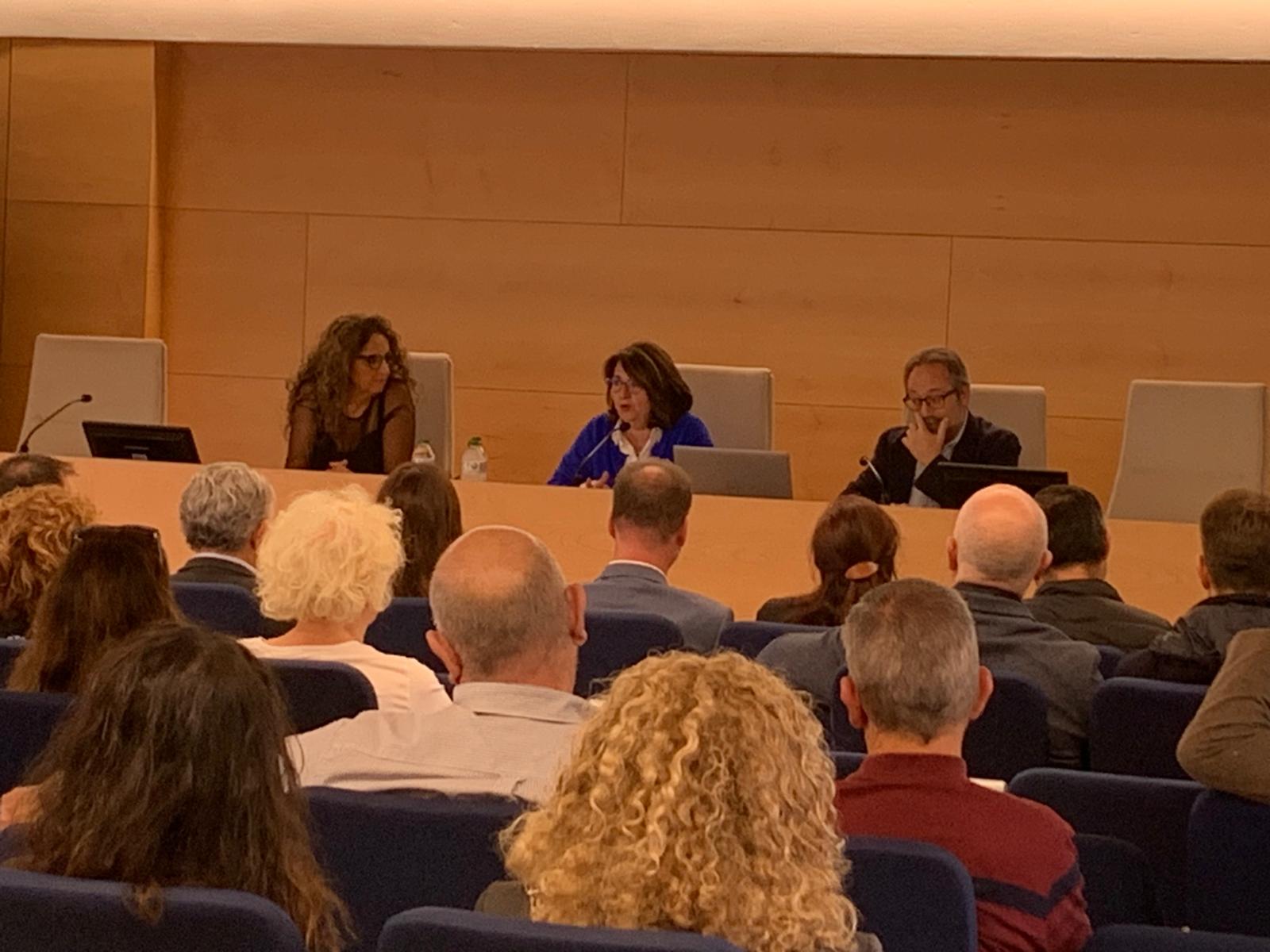 La candidata Amparo Navarro en un acto en la Facultad de Filosofía y Letras.