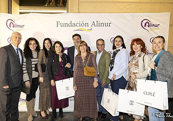El alcalde, con lo concejales y los responsables de la Fundación Alinur.
