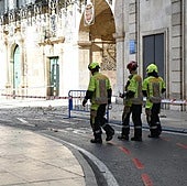 Obras de urgencia para reparar la fachada del Ayuntamiento de Alicante