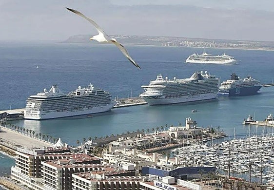 Cruceros atracando en el Puerto de Alicante.