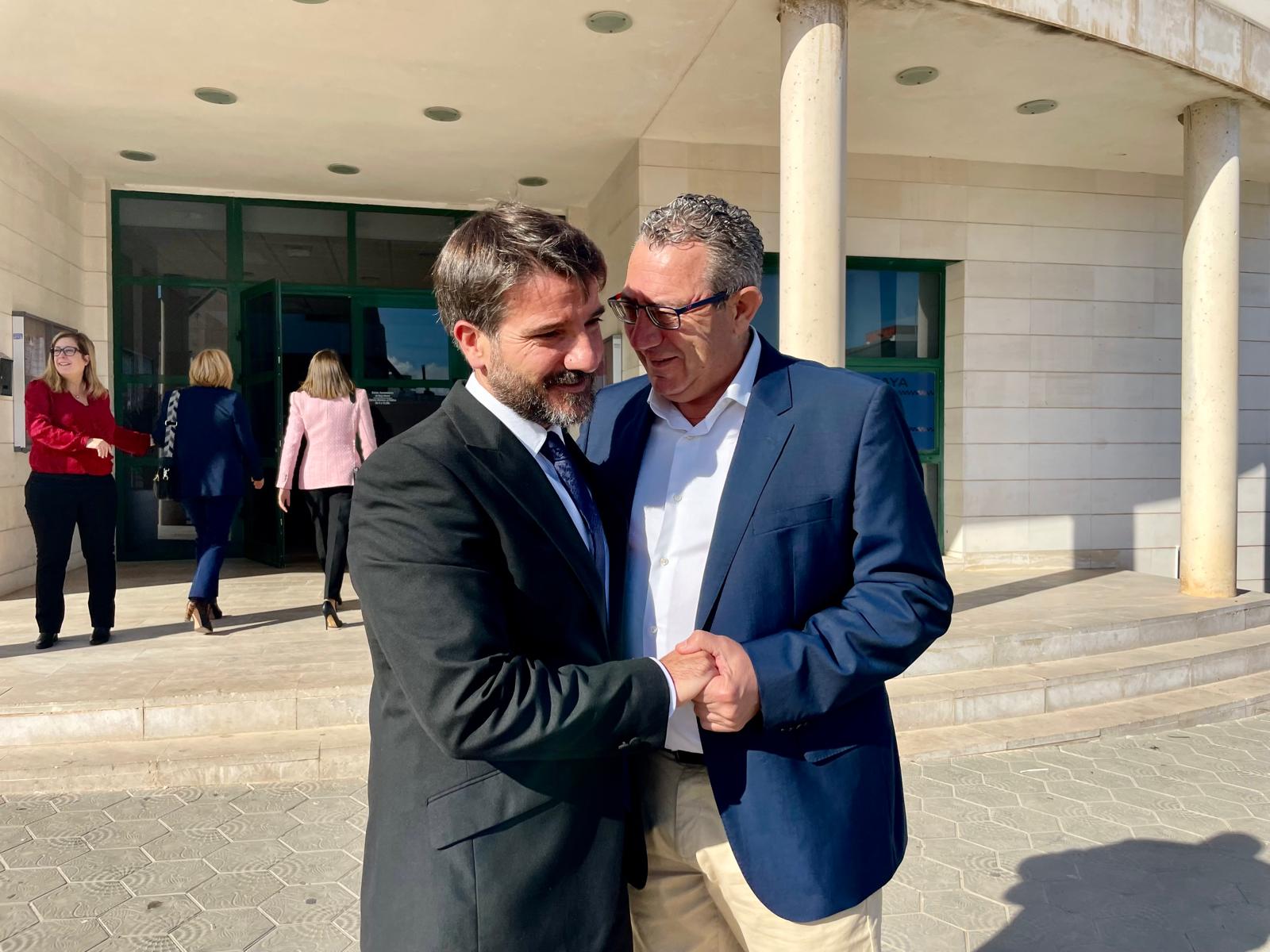 Pablo García Barberá (izquierda) junto al presidente de la Diputación de Alicante tras su toma de posesión.