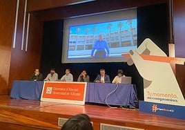 Imagen: Enrique Herero, en el centro de la imagen, acompañado por parte de su equipo durante uno de los actos de campaña dirigidos a informar al colectivo de PDI.