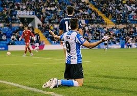 Agustín Coscia alza los brazos en el choque ante el Marbella.