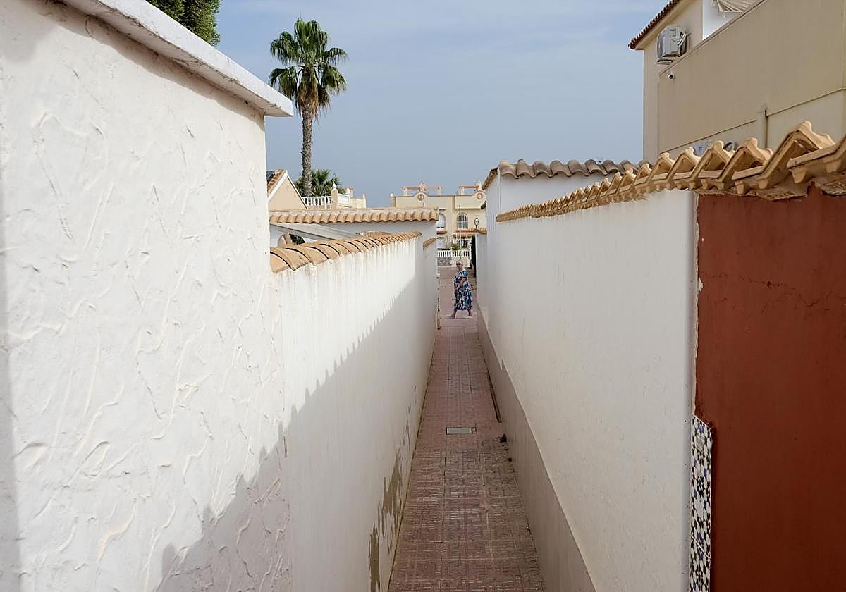 Vista del callejón donde se produjo el asesinato de una menor en Orihuela.