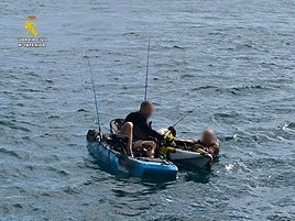Rescate del hombre en su kayak.
