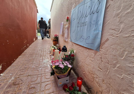 Altar en el punto del callejón donde la menor fue asesinada, este martes.