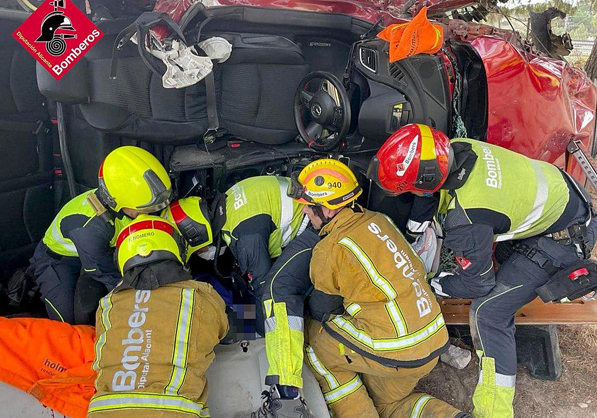 Imágenes tras el trágico accidente en la A-31 en el que ha perdido la vida un hombre.