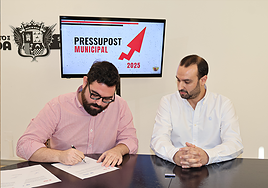 Firma del acuerdo para sacar adelante los presupuestos municipales 2025 de Novelda.