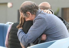 Un emocionado abrazo en las inmediaciones de la fábrica siniestrada en Ibi.