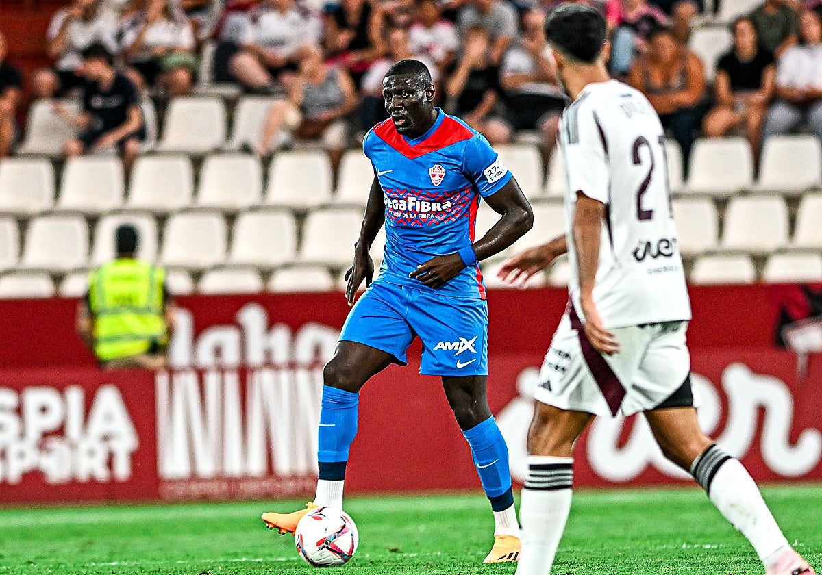 Bambo Diaby control el balón en el Albacete-Elche.