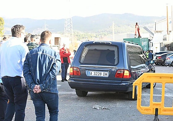 Un coche fúnebre abandona la zona de la explosión en Ibi.