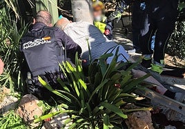 Los agentes socorren al octogenario accidentado.