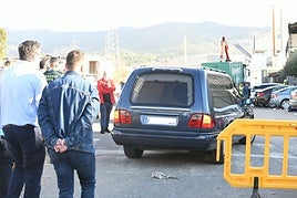 Un coche fúnebre accede a la zona de la explosión en el polígono industrial de Ibi.