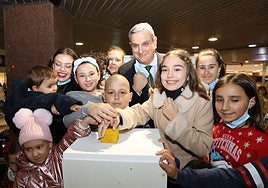 Momento del encendido de luces de la fachada del Corte Inglés.
