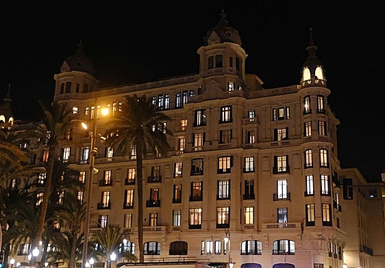 La Casa Carbonell tras el encendido de luces de este jueves