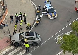 Bomberos y Policía Local junto al vehículo siniestrado.
