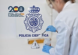 La Policía Científica analiza una botella intervenida en la operación.