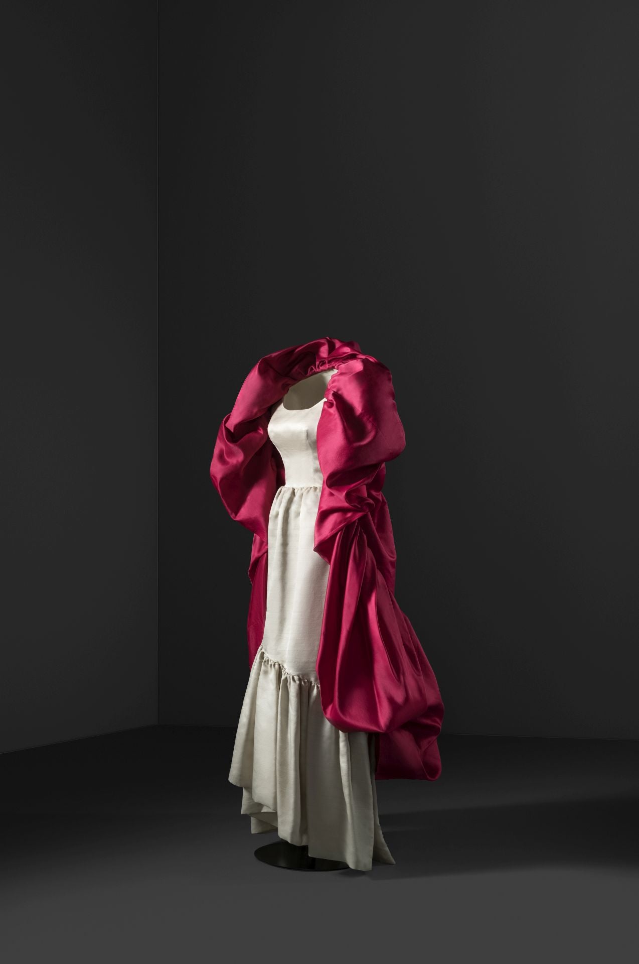 Conjunto de noche de vestido y abrigo capa en raso de seda salvaje, de Balenciaga.