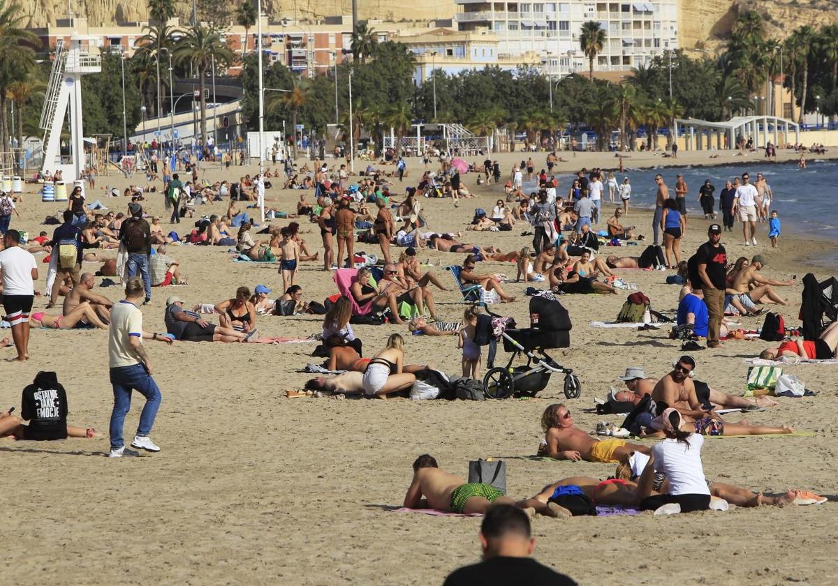 Vista de la playa de El Postiguet de Alicante.