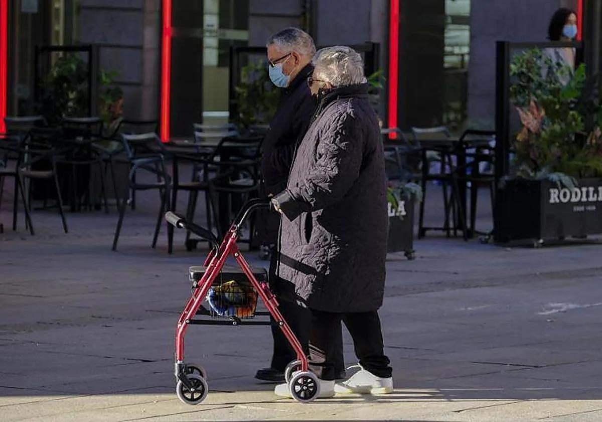 Una pareja de mayores, de paseo.