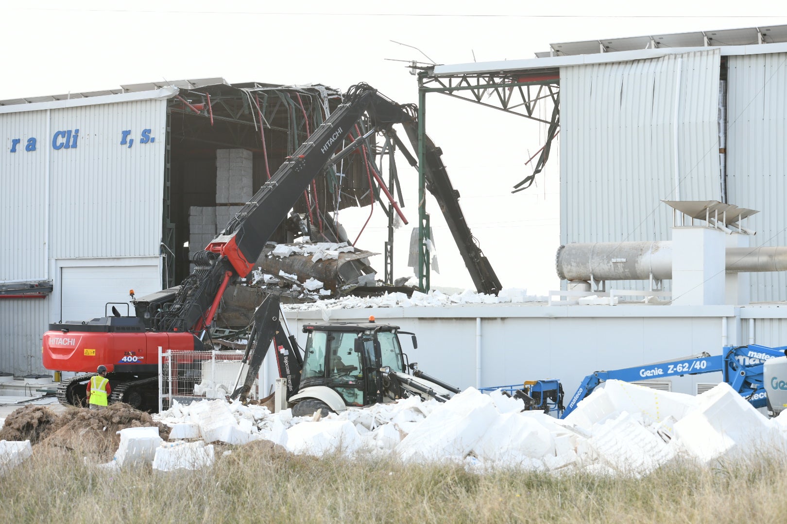 Especialistas de la Guardia Civil rastrean la fábrica de Ibi en busca de respuestas a la explosión mortal