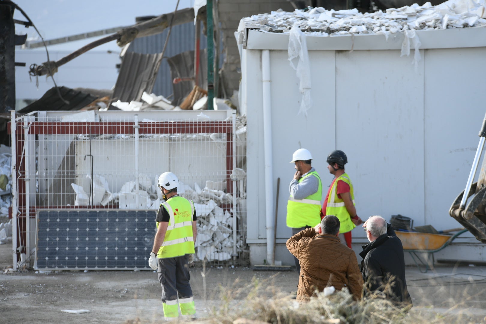 Especialistas de la Guardia Civil rastrean la fábrica de Ibi en busca de respuestas a la explosión mortal