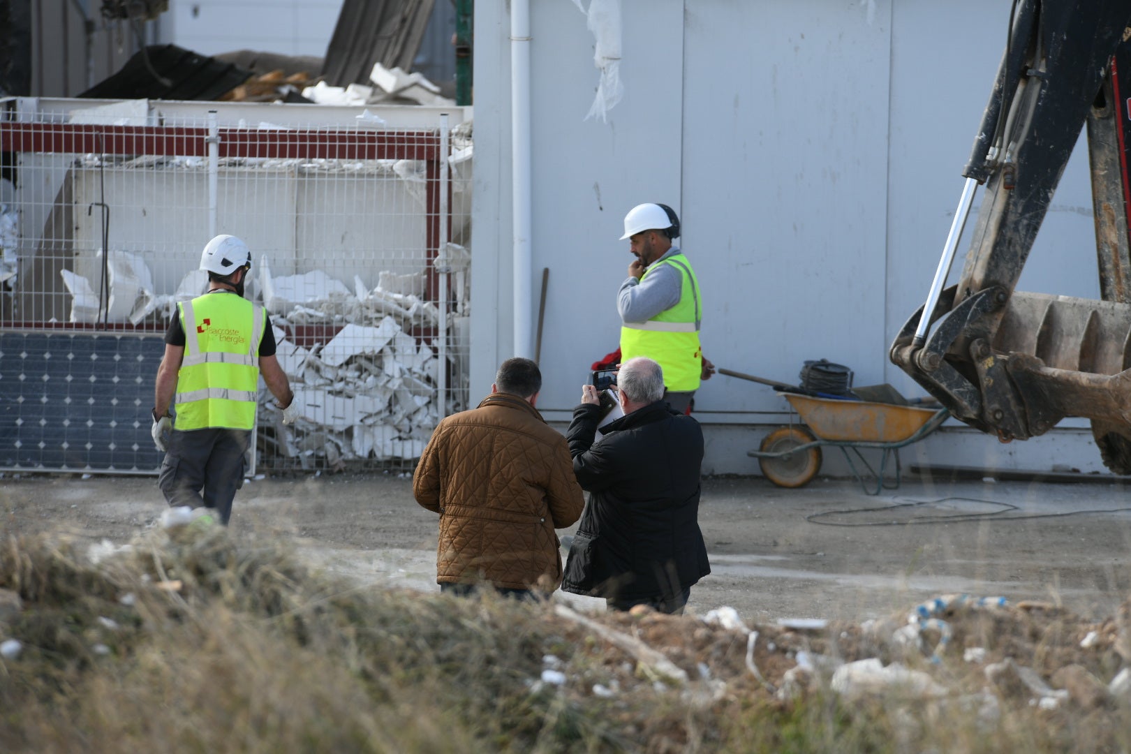 Especialistas de la Guardia Civil rastrean la fábrica de Ibi en busca de respuestas a la explosión mortal