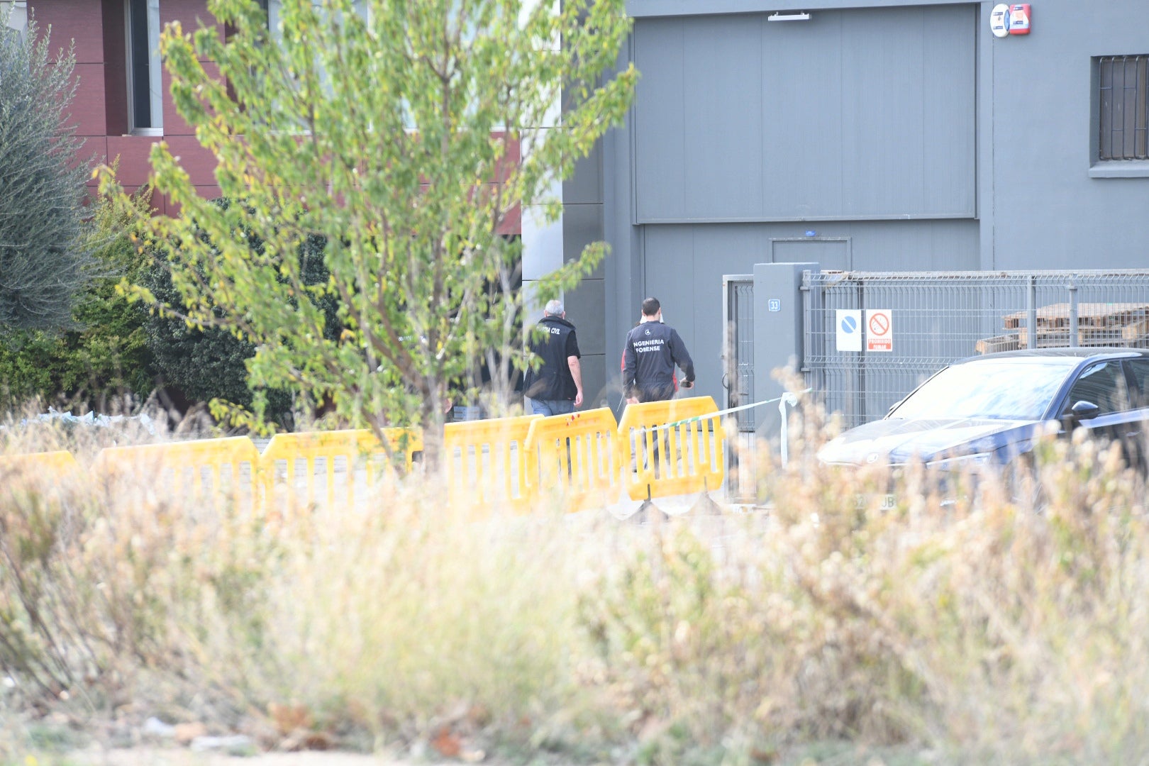 Especialistas de la Guardia Civil rastrean la fábrica de Ibi en busca de respuestas a la explosión mortal