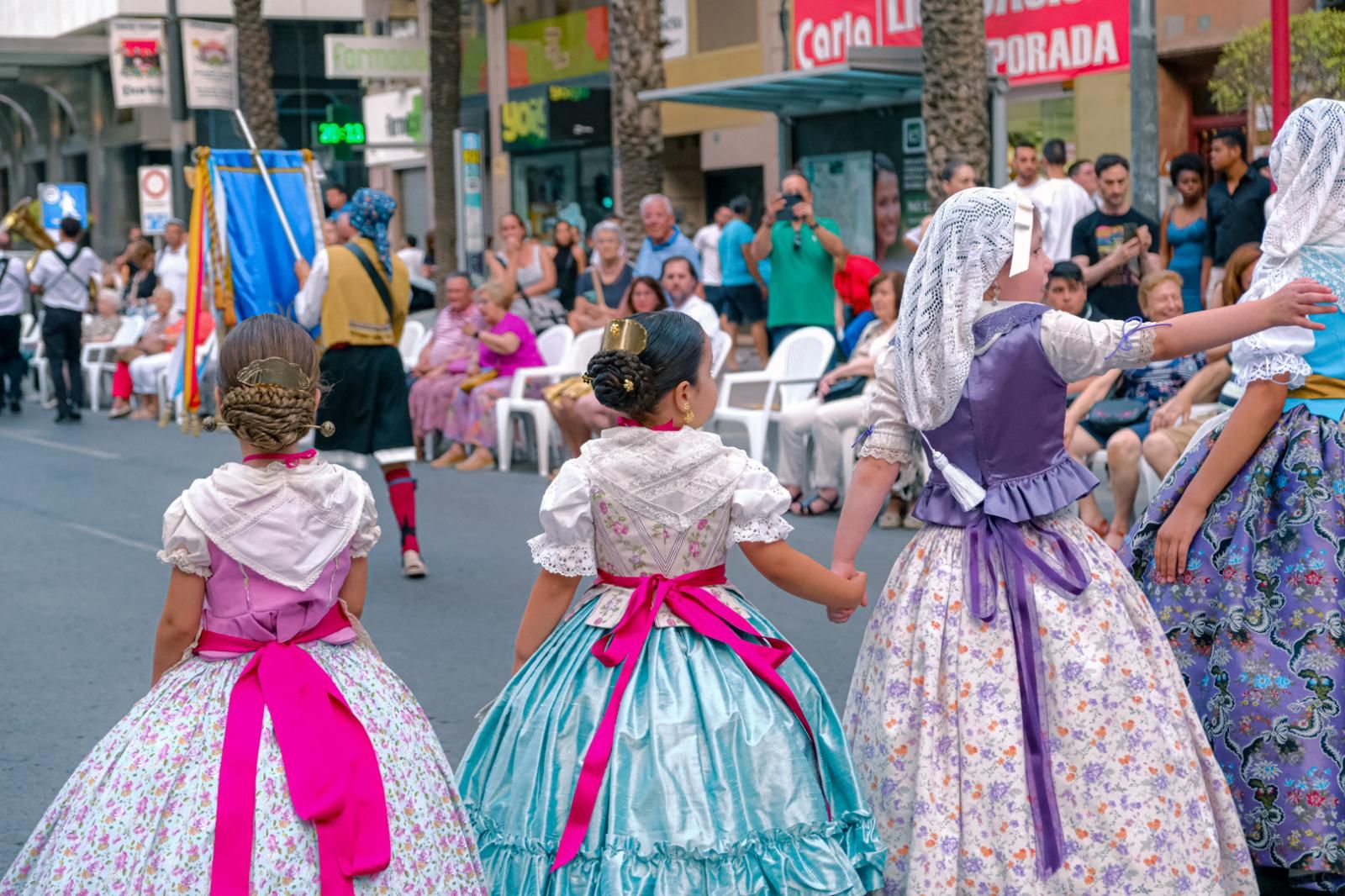 Varias niñas con traje del siglo XVIII en un desfile de 2024.