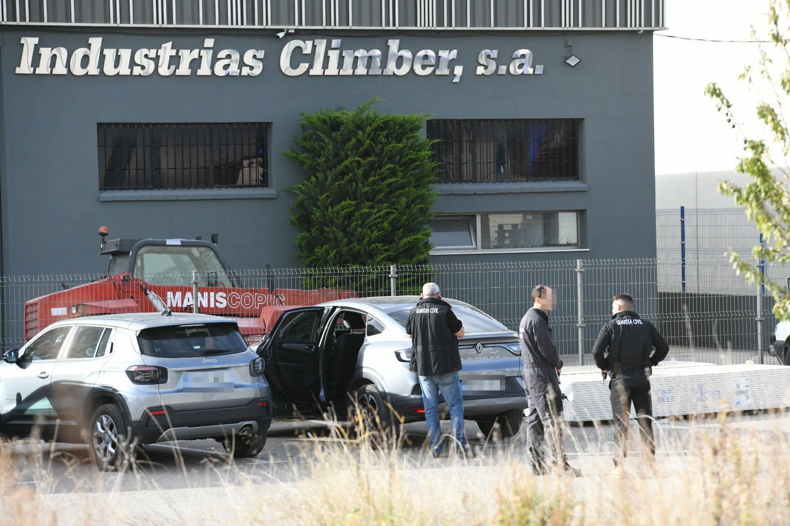 Especialistas de la Guardia Civil rastrean la fábrica de Ibi en busca de respuestas a la explosión mortal