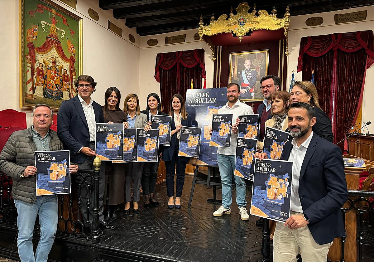 El equipo de gobierno posa con el carte de la Navidad en Elche.