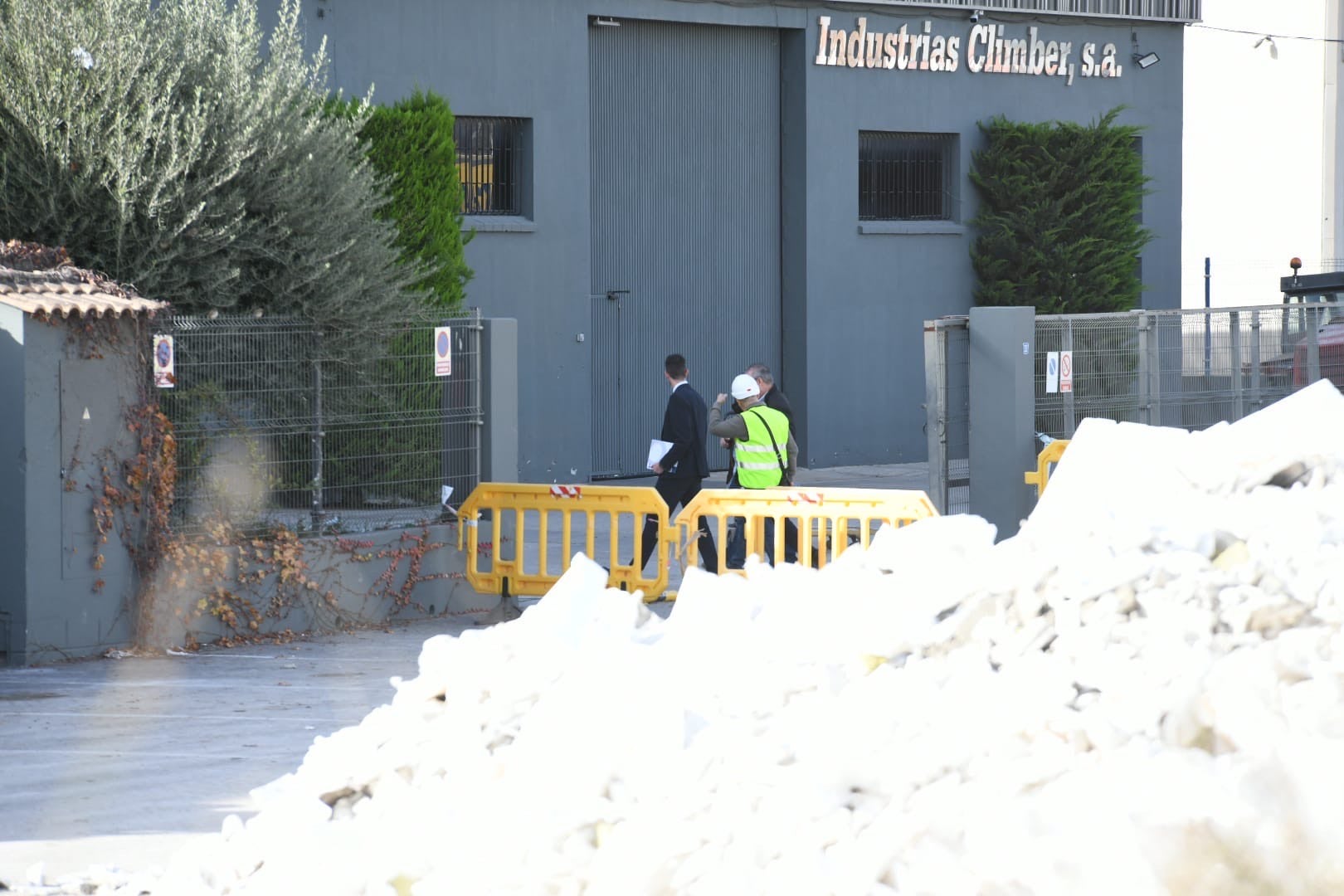 Especialistas de la Guardia Civil rastrean la fábrica de Ibi en busca de respuestas a la explosión mortal