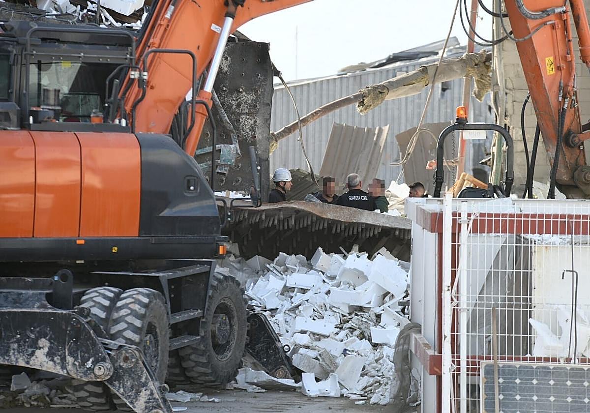 Investigadores de la Guardia Civil en la fábrica de Ibi siniestrada.