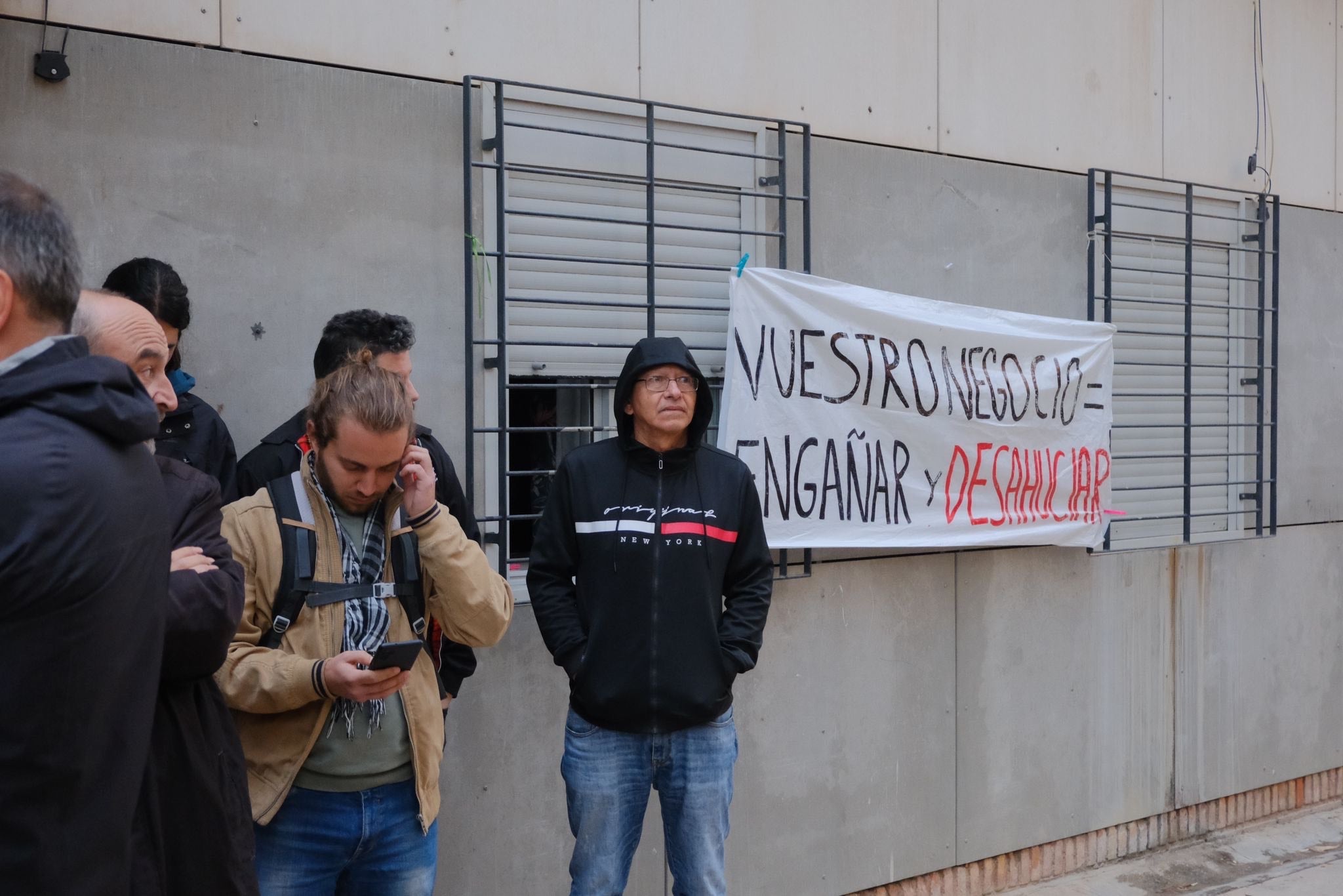 Las imágenes del desalojo frustrado de una familia con dos menores en la Zona Norte de Alicante
