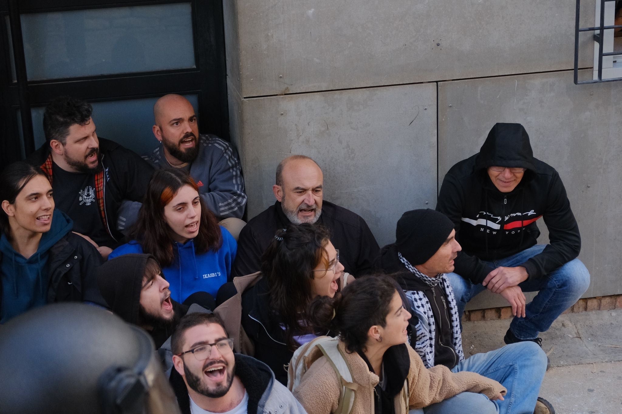 Las imágenes del desalojo frustrado de una familia con dos menores en la Zona Norte de Alicante