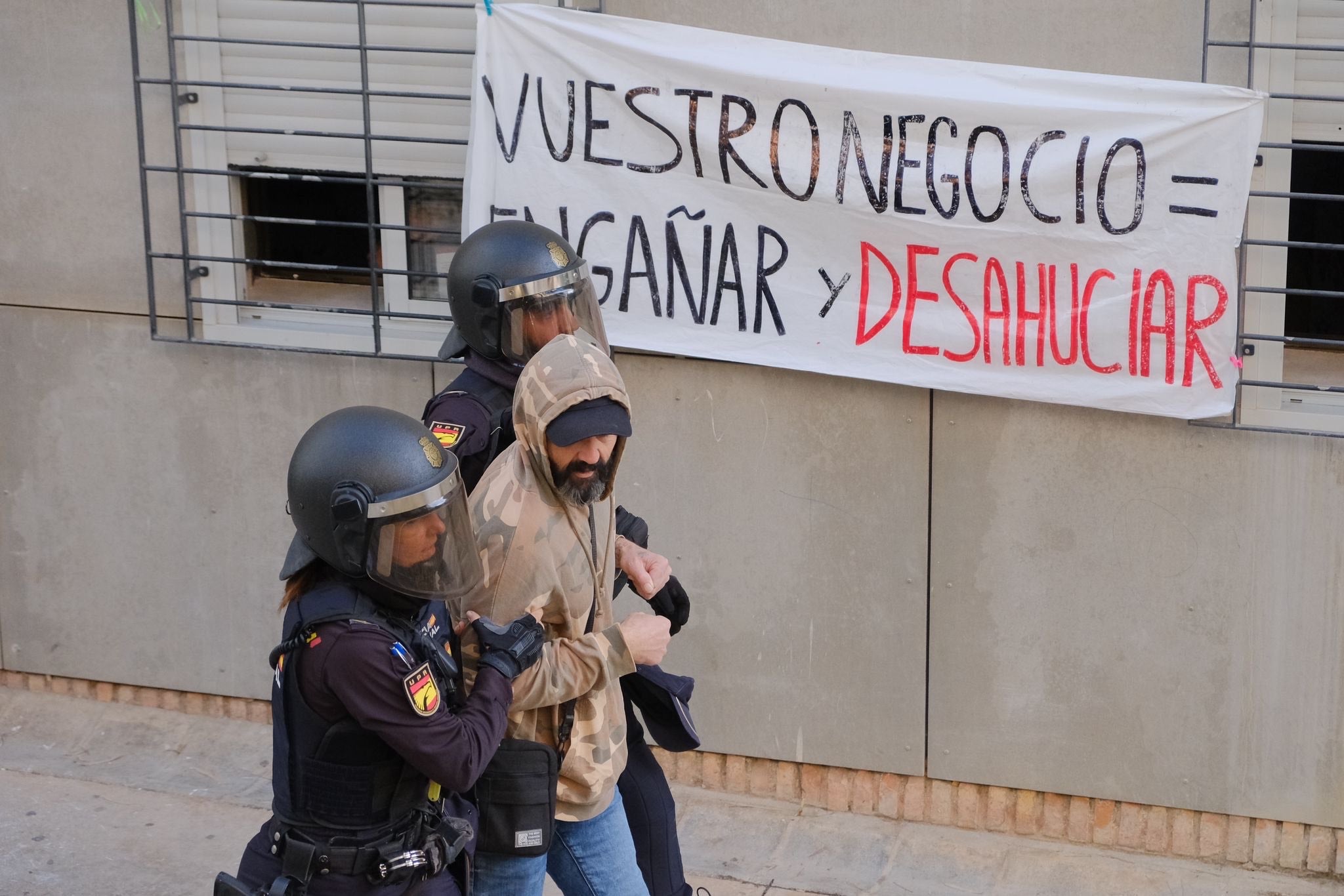 Las imágenes del desalojo frustrado de una familia con dos menores en la Zona Norte de Alicante