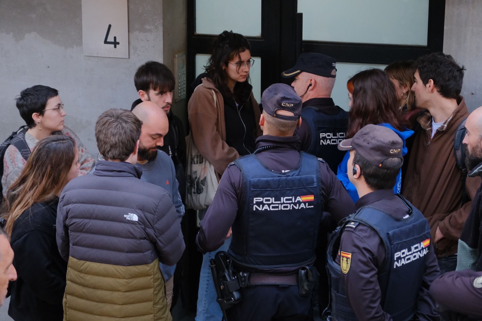 Las imágenes del desalojo frustrado de una familia con dos menores en la Zona Norte de Alicante