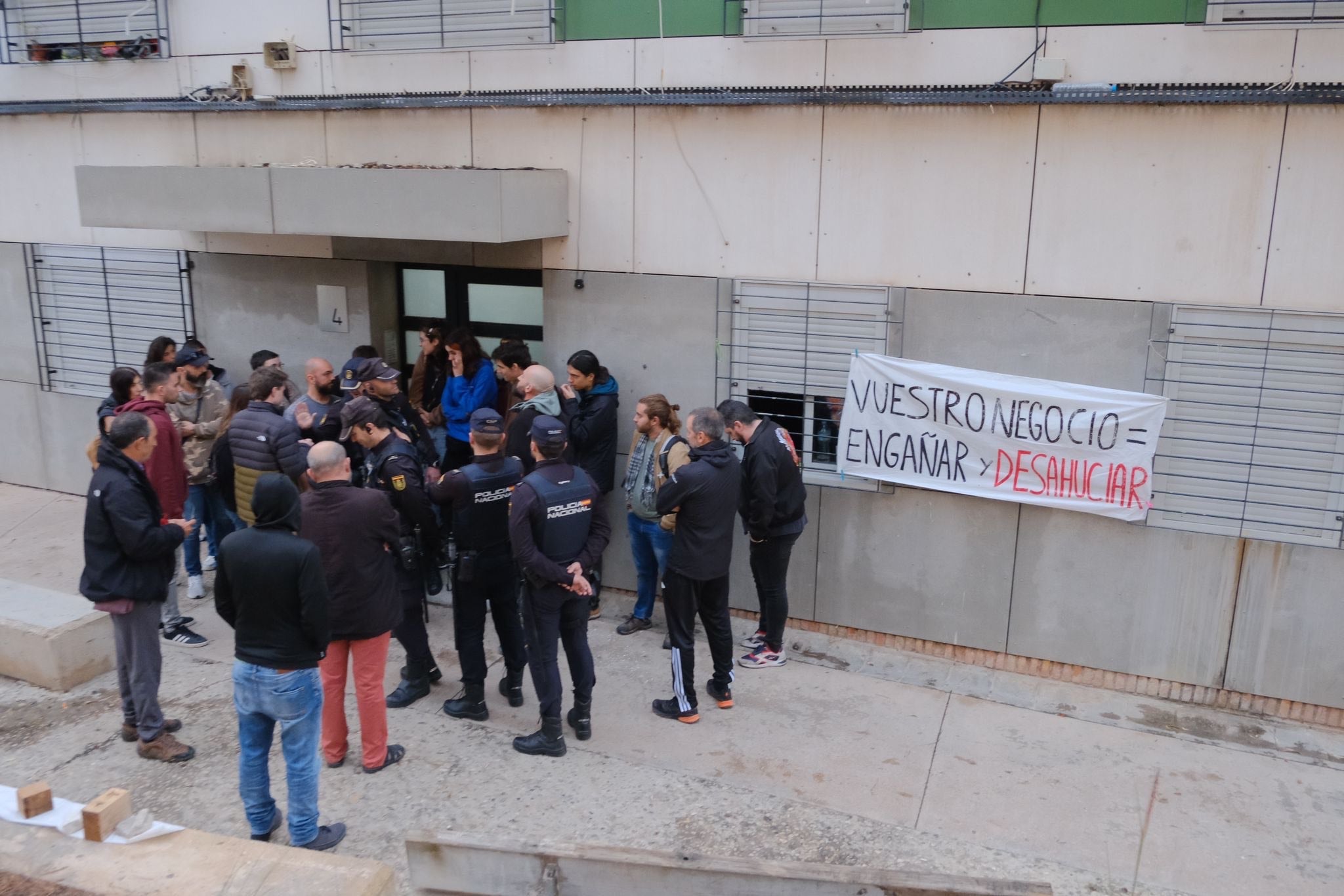 Las imágenes del desalojo frustrado de una familia con dos menores en la Zona Norte de Alicante