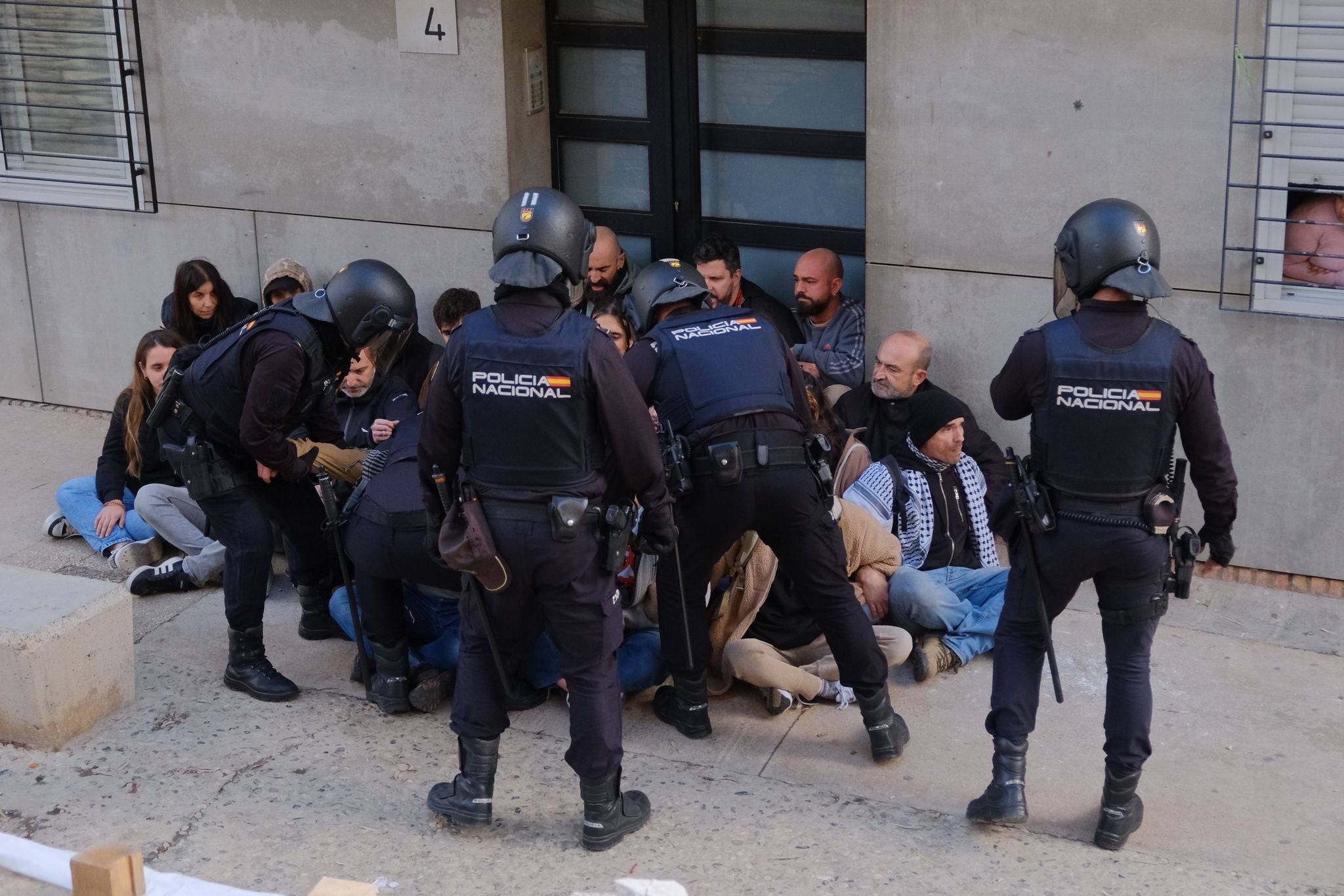 Las imágenes del desalojo frustrado de una familia con dos menores en la Zona Norte de Alicante