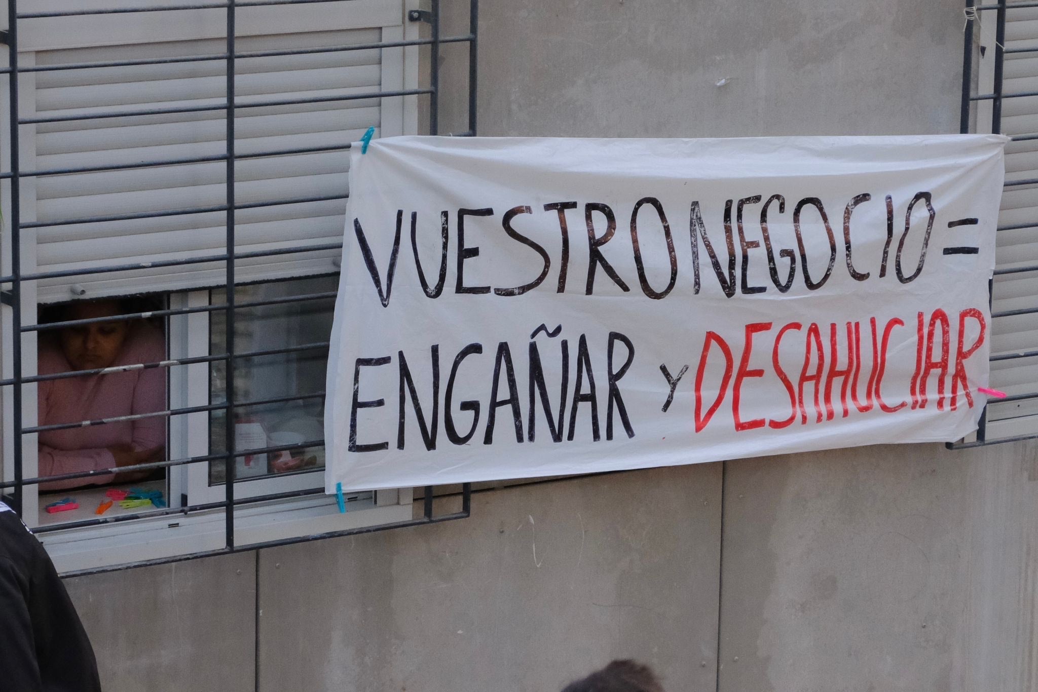 Las imágenes del desalojo frustrado de una familia con dos menores en la Zona Norte de Alicante