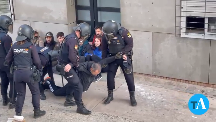 Suspenden el desahucio de una familia con un bebé y una menor en Alicante