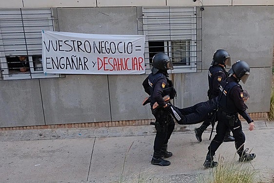 La Policía durante el intento de desahucio.