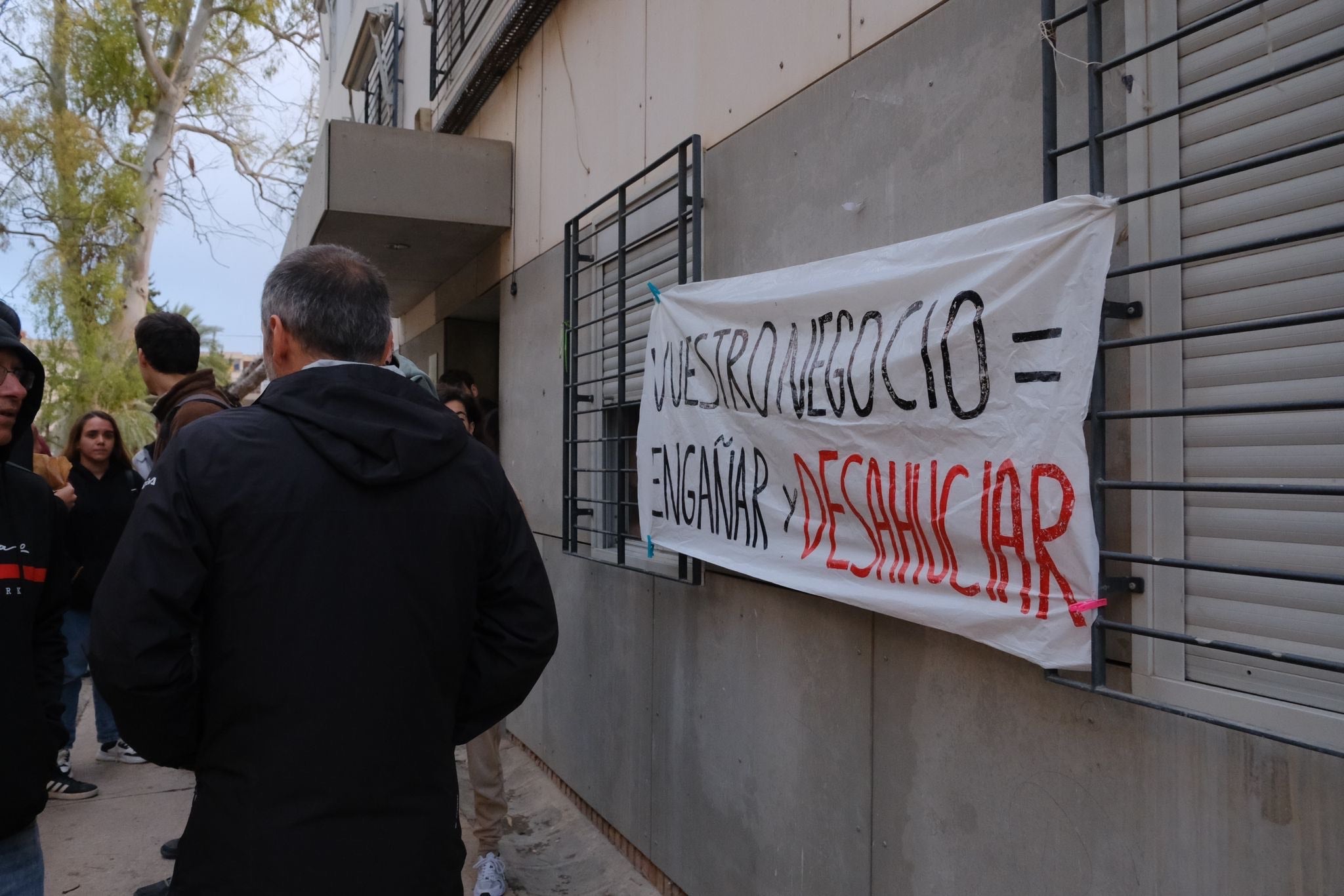 Las imágenes del desalojo frustrado de una familia con dos menores en la Zona Norte de Alicante
