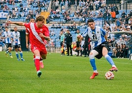 Roger Colomina trata de controlar el balón ante un rival del Sevilla Atlético.